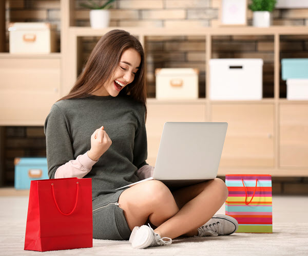 Ragazza che fa shopping online 600px